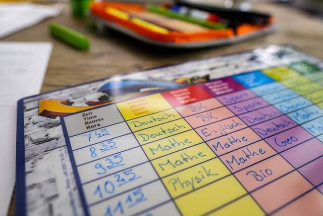 색연필로 표시한 공책위의 학교 시간표